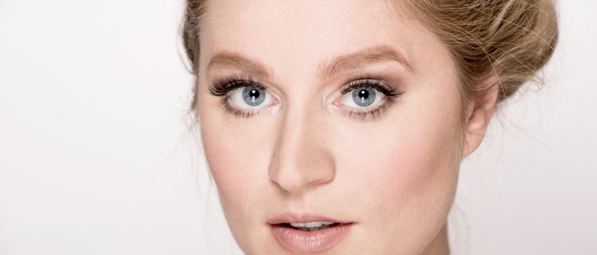 Eine Frau hat von Luxuslashes Wimpern (Wien)