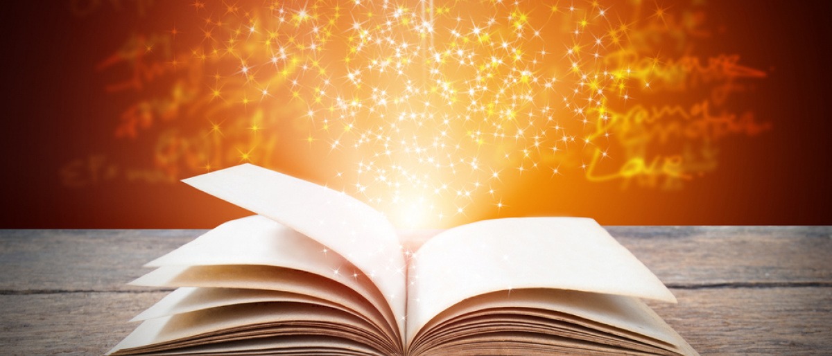 Aus einem Buch kommt glitzernder Staub