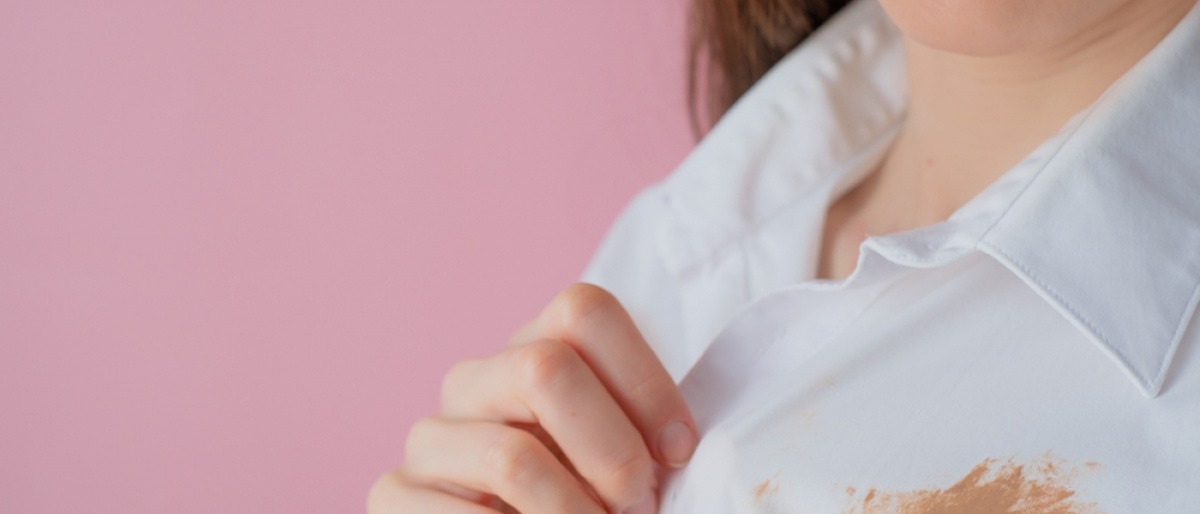 Make-up-Flecken aus Kleidung entfernen - Frau trägt weißes Hemd, dass mit rouge verschmutzt ist.