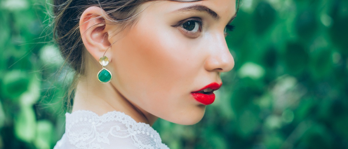 Frau mit hellrotem Lippenstift