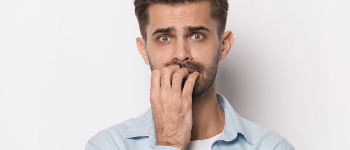Wovor Haben Männer Angst - Symbolbild mit einem Mann, der vor Angst Fingernägel kaut.