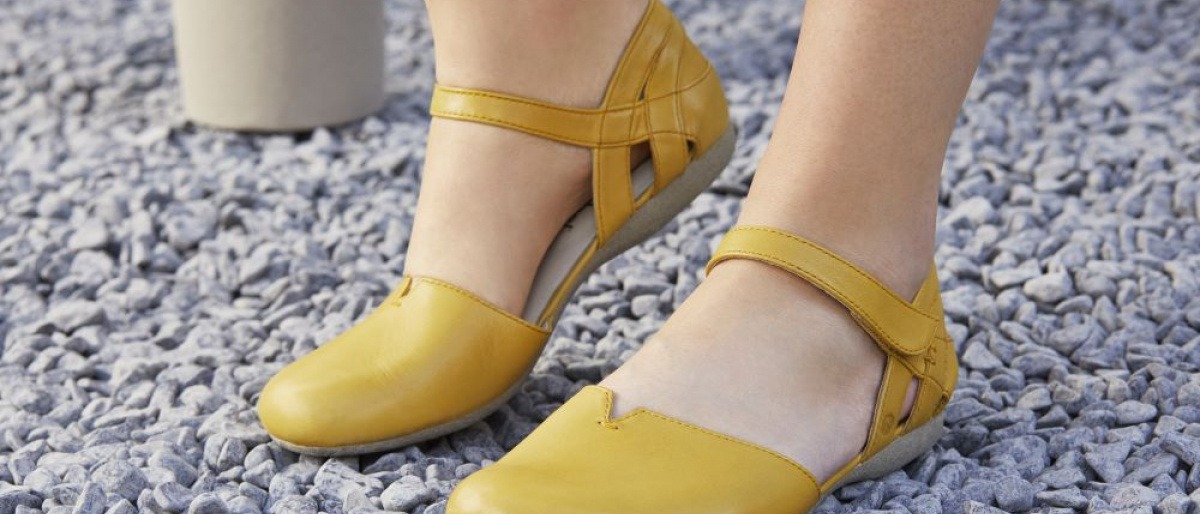 Eine Frau trägt Mary Janes als Schuhtrends im Sommer 2020