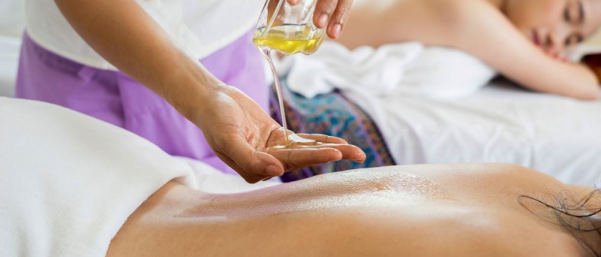 Eine Frau bekommt eine Massage mit Öl