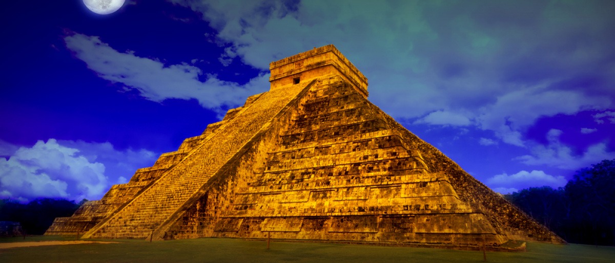 Ein Dankemal der Mayas mit dem Mond im Hintergrund
