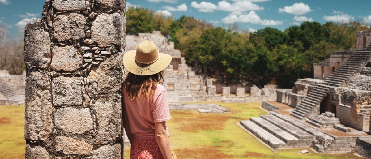 Frau bei Maya-Ruinen in der alten Stadt Edzna