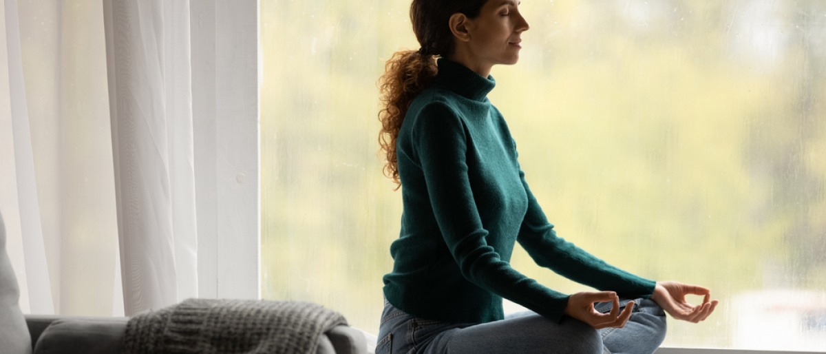 Eine Frau macht Meditation gegen Kopfschmerzen