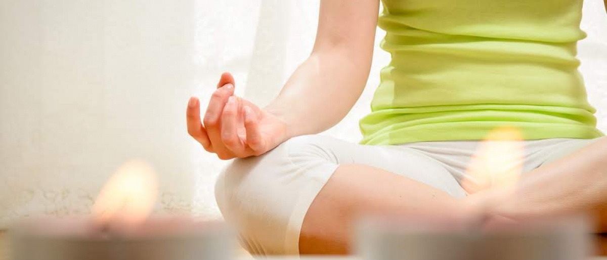Frau in Meditationshaltung