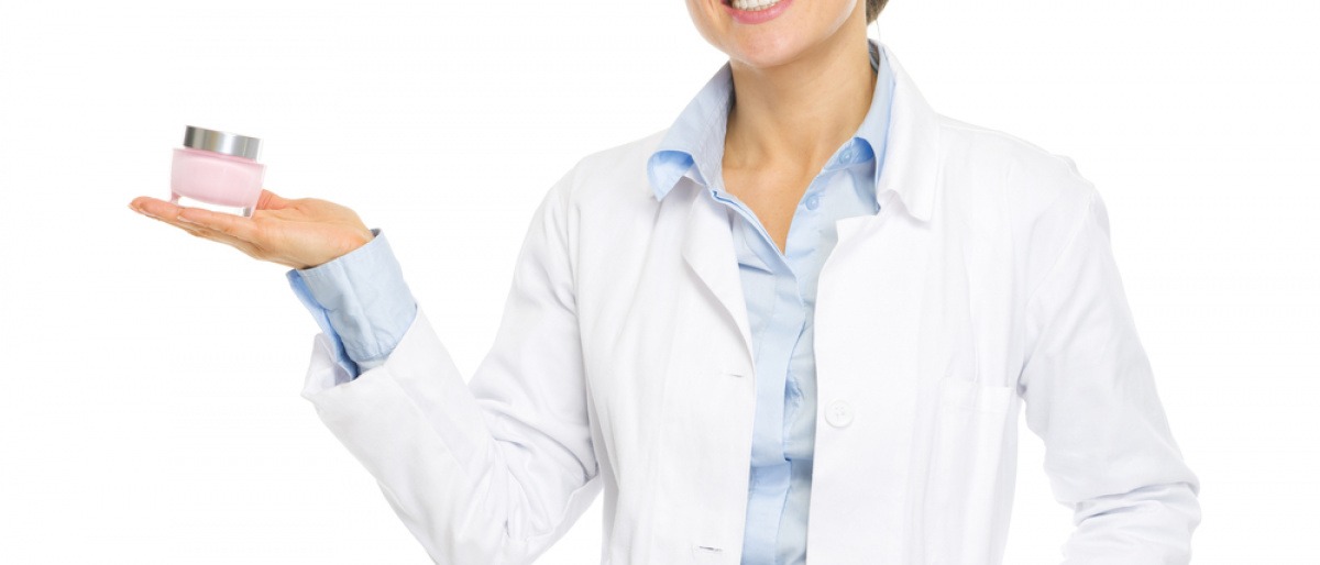 Eine Medizinerin hält Kosmetikprodukte in der Hand