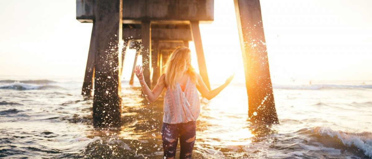 Eine Frau mit langen Haaren ist im Meer