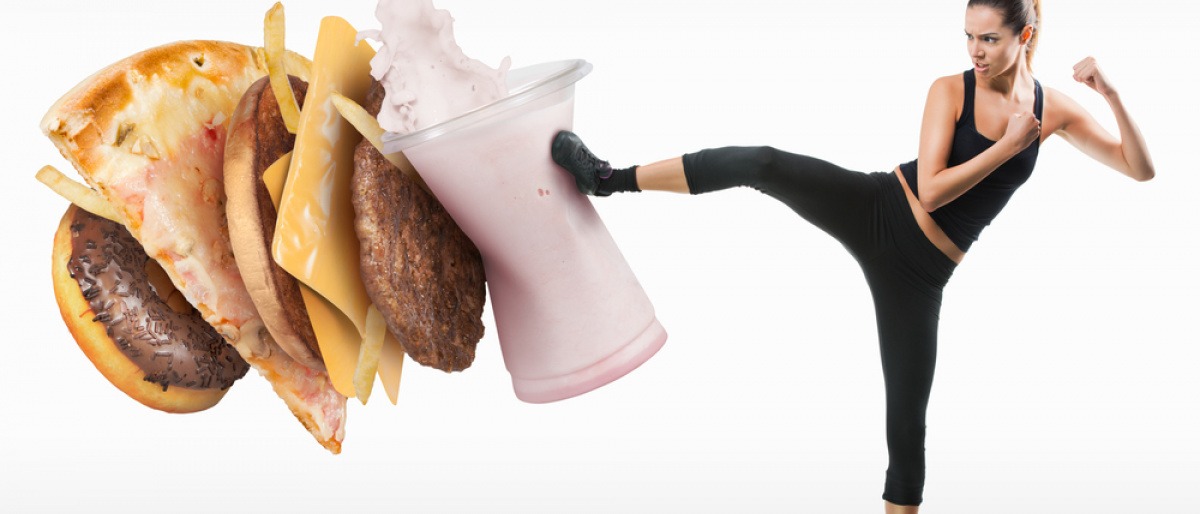 Eine Frau will mehr Energie, Ernährung aus Fast Food wird weg gekickt