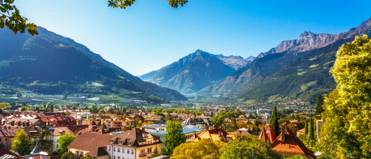 Blick auf Meran in Südtirol mit umliegender Landschaft
