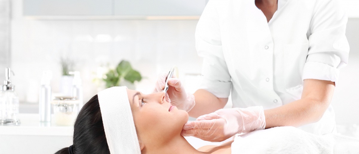 Eine Frau bekommt eine Microneedling Behandlung mit dem Pen