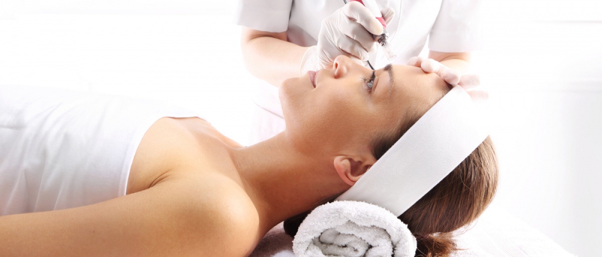 Eine Frau erhält eine Microneedling Behandlung