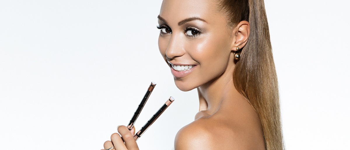 Miss Ronja hält die Schminkstifte des Morning Glow Make up Kits