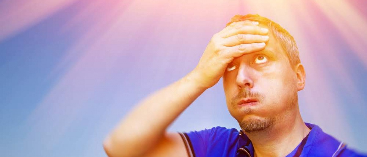 Mann hält sich den Kopf vor Hitze