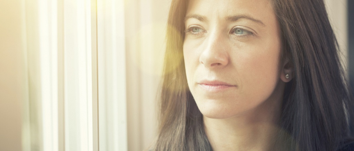 Eine Frau sieht nachdenklich aus