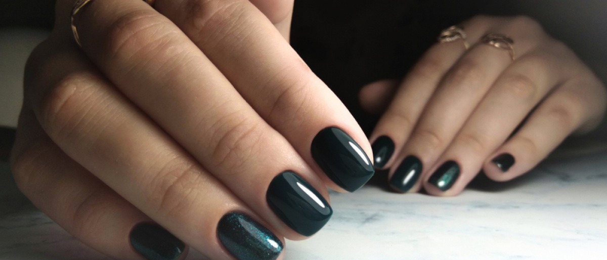 Nägel im Nagellacktrend für Winter 2021/2022 Tannengrün