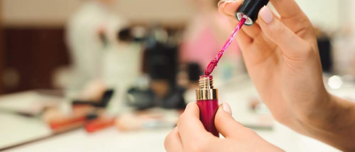Eine Frau will Nail Contouring machen, damit die Nägel länger wirken