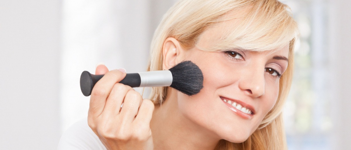 Make-up Naturkosmetik deckt Unreinheiten perfekt ab