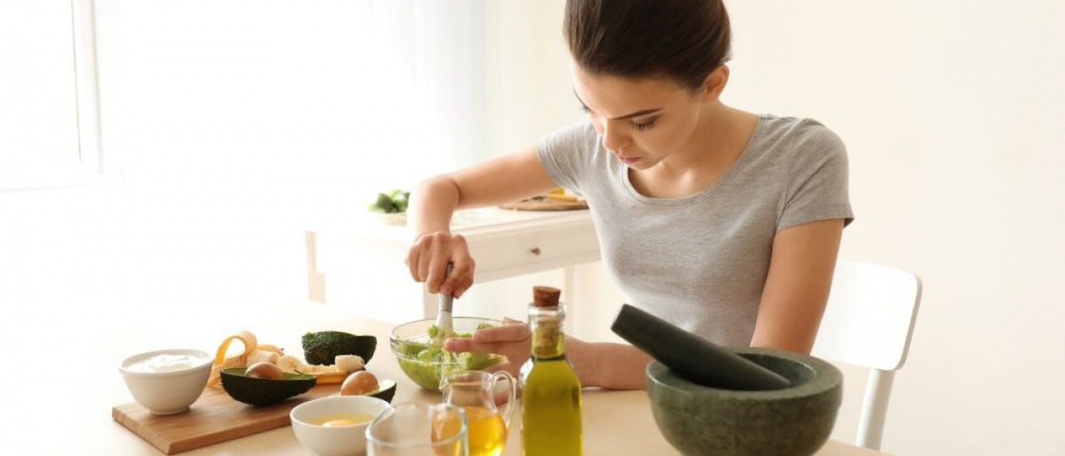 Eine Frau macht Naturkosmetik selber