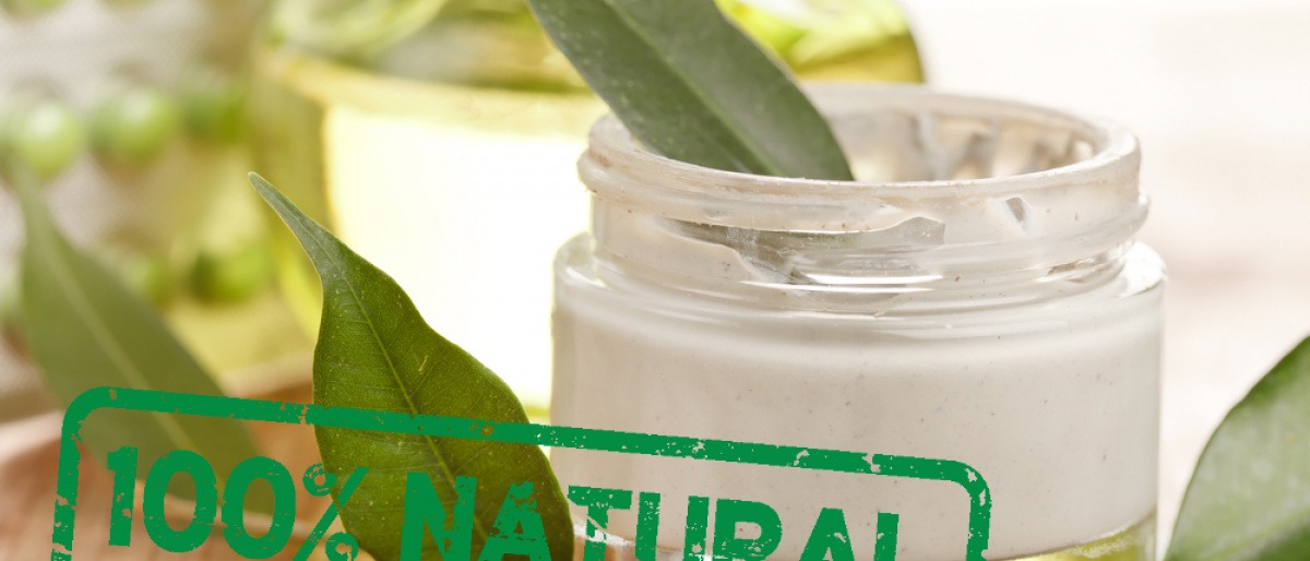 Auf einem Naturkosmetik Produkt steht 100 % Natural