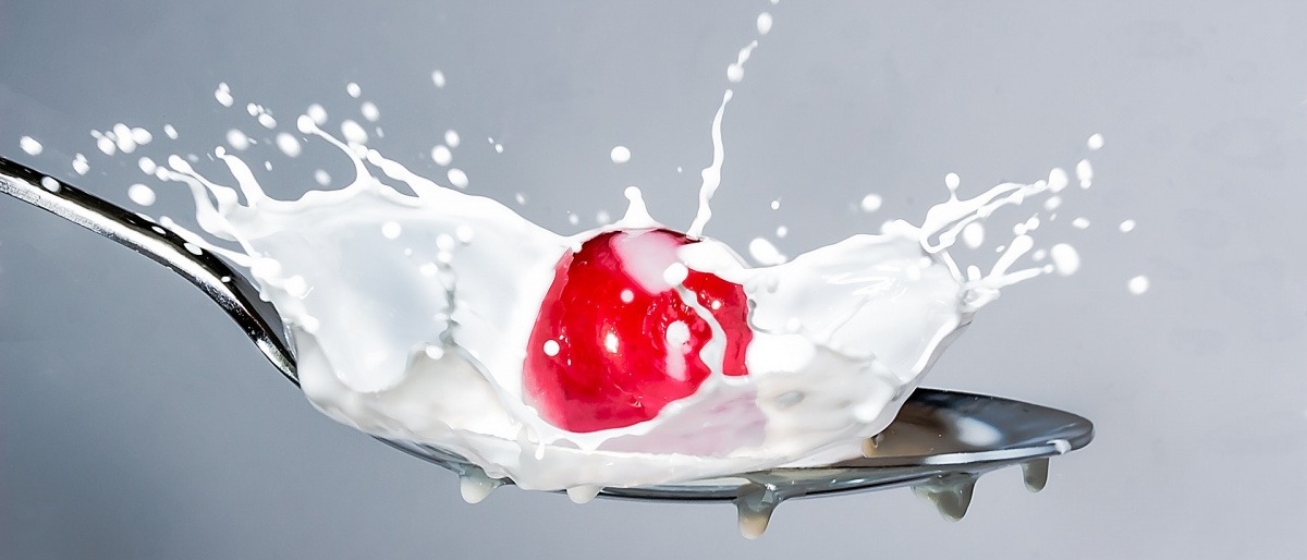 Ein Löffel voll Milch ist das Symbol für Nebenwirkungen Milchprodukte