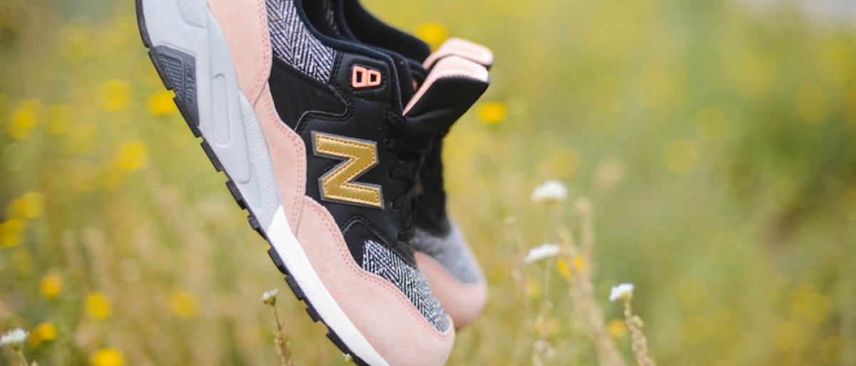 Jemand hält New Balance Damenschuhe