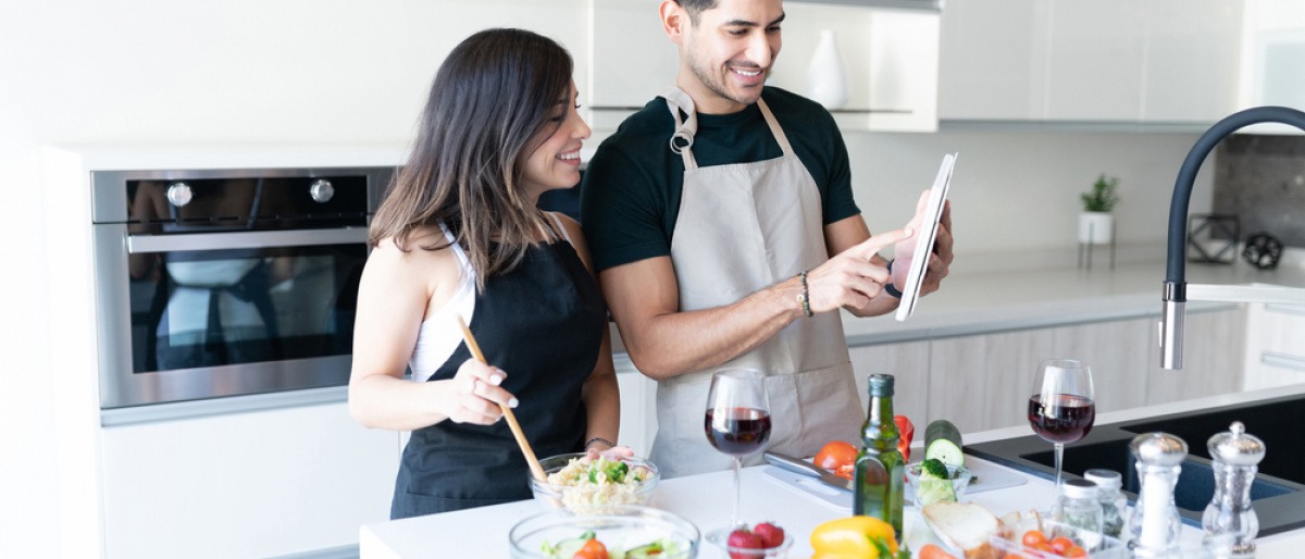 Eine Frau und ein Mann nutzen Zuckerersatz zum Kochen