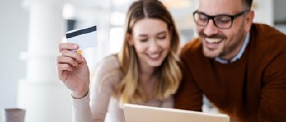 Ein Mann und eine Frau sind bei der Online-Bestellung von Kleidung