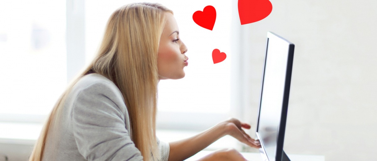 Kann man sich online verlieben, wie diese Frau, die Kussherzen in Richtung ihres Bildschirms schickt? 