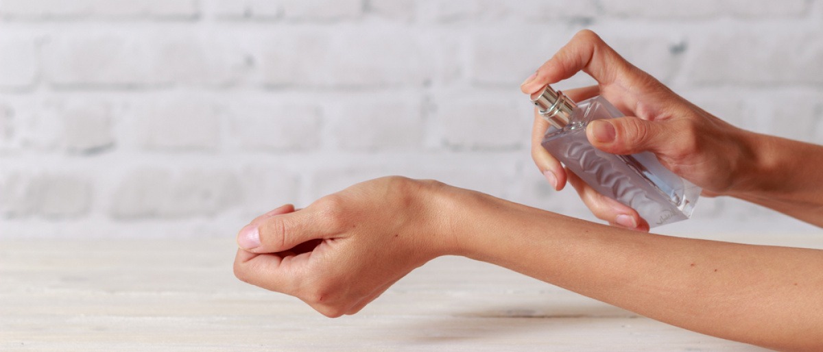 Eine Frau sprüht sich Parfum auf ihr Handgelenk