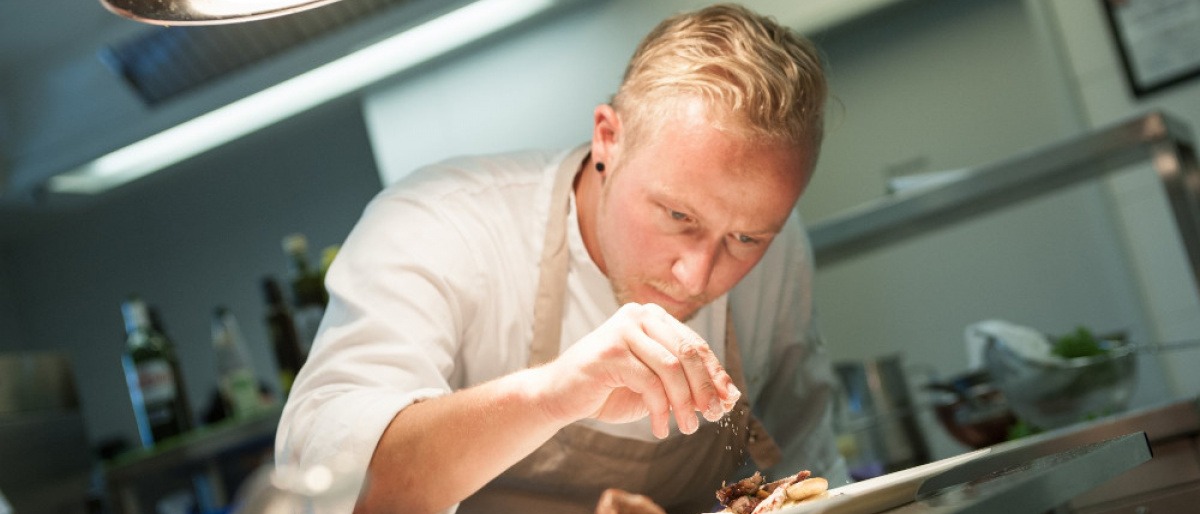 Der Küchenchef vom Park Igls bereitet ein Essen zu