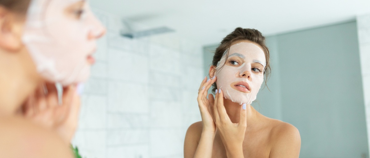 Eine Frau verwendet ein Peeling gegen Akne
