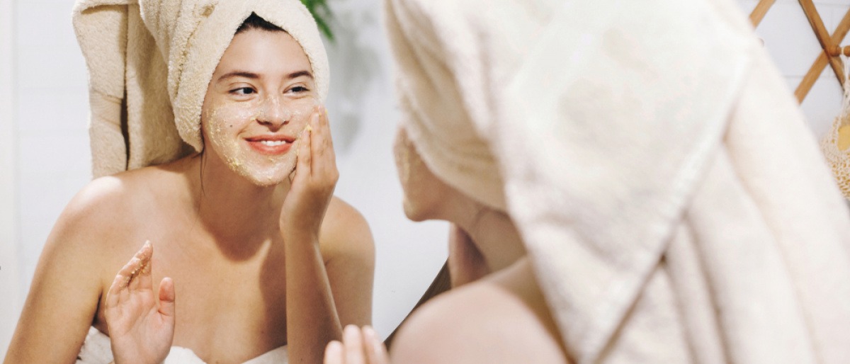 Eine Frau macht ihre Peeling Maske selber