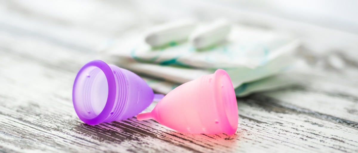 Periode Auffangbehälter (Menstruationstassen) liegen neben Tampons