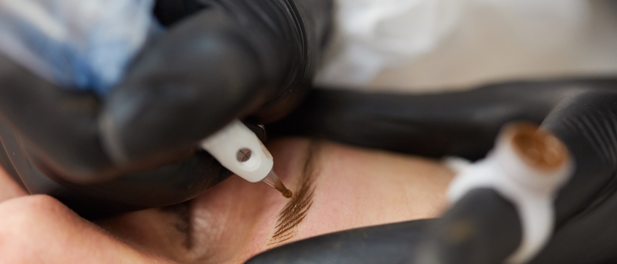 Frau bekommt Permanent Make Up