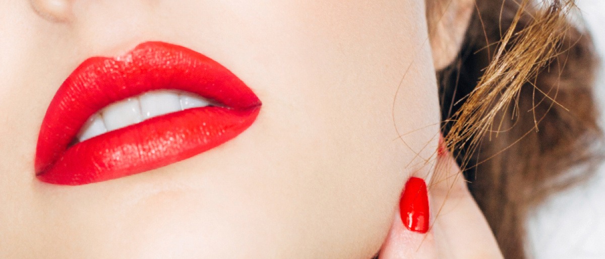Eine Frau hat Lippen mit Permanent Make up
