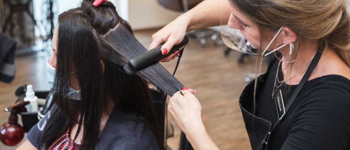 Frau mit glattem Haar