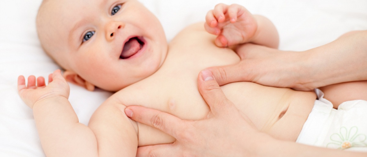 Ein Baby erhält Pflege (Babyhaut)