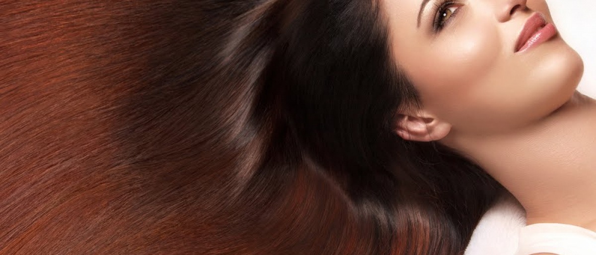 Frau mit schön gefärbten Haaren