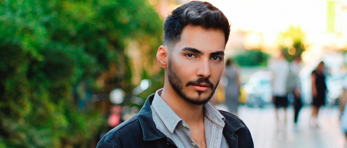 Ein Mann hat bei seiner Frisur eine Pomade