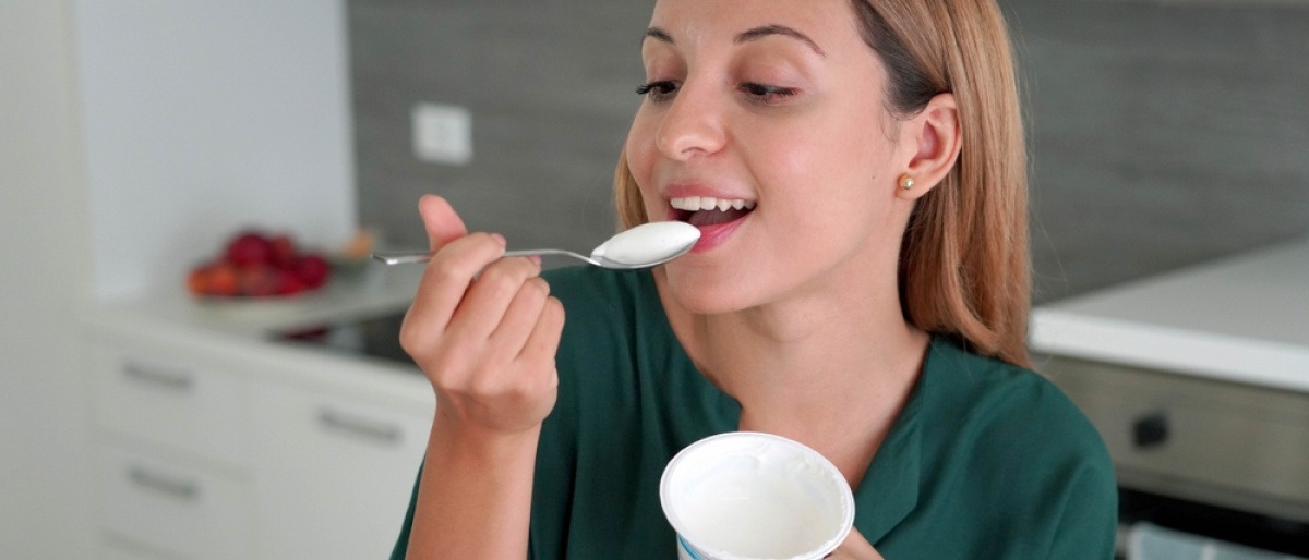 Frau isst Joghurt