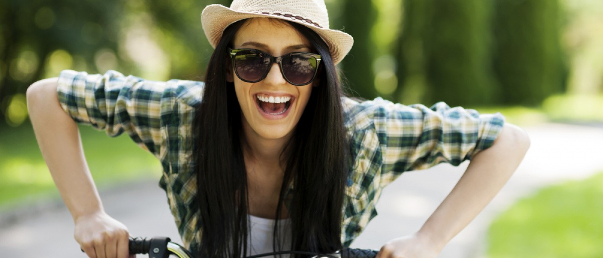 Eine Frau ist im Frühling Radfahren