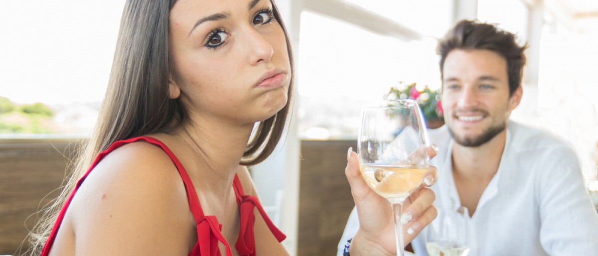 Eine Frau bei einem Essen mit einem attraktiven Mann. Sie will eindeutig raus aus der Friendzone.