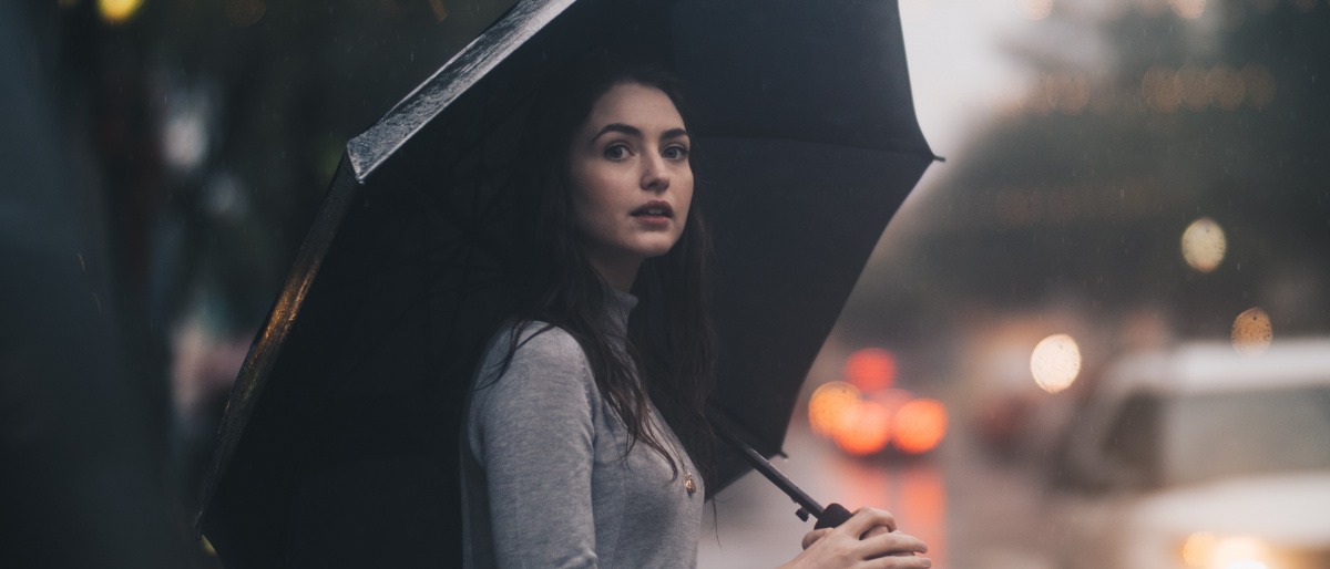 Frau mit Regenschirm