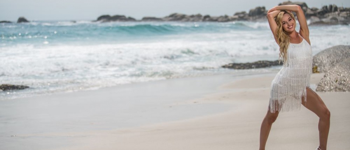 Eine Frau am Strand hat es nicht nötig, Reiterhosen loszuwerden