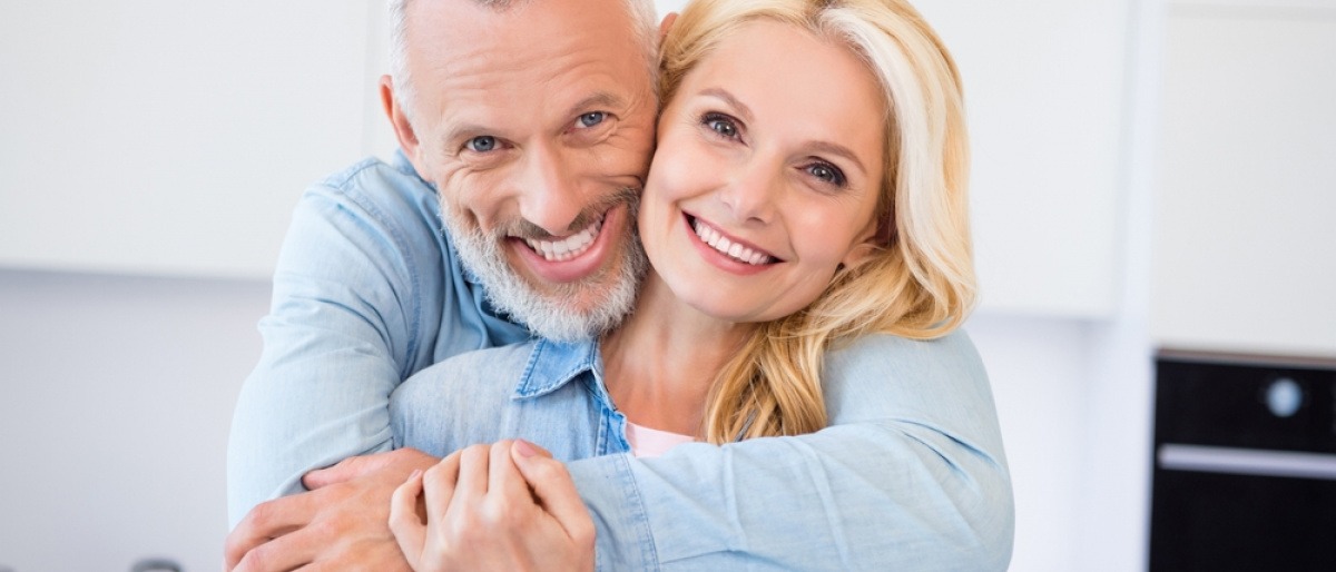 Den richtigen Partner erkennen - jugendlich wirkendes älteres Paar umarmt sich herzlich. Beide Partner wirken, als ob sie den perfekten Lebenspartner gefunden hätten.