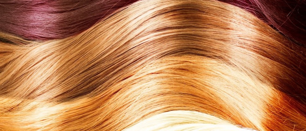 Rote Haare sind blondiert worden 