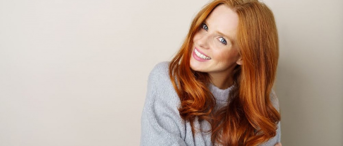 Eine Frau hat rote Haare