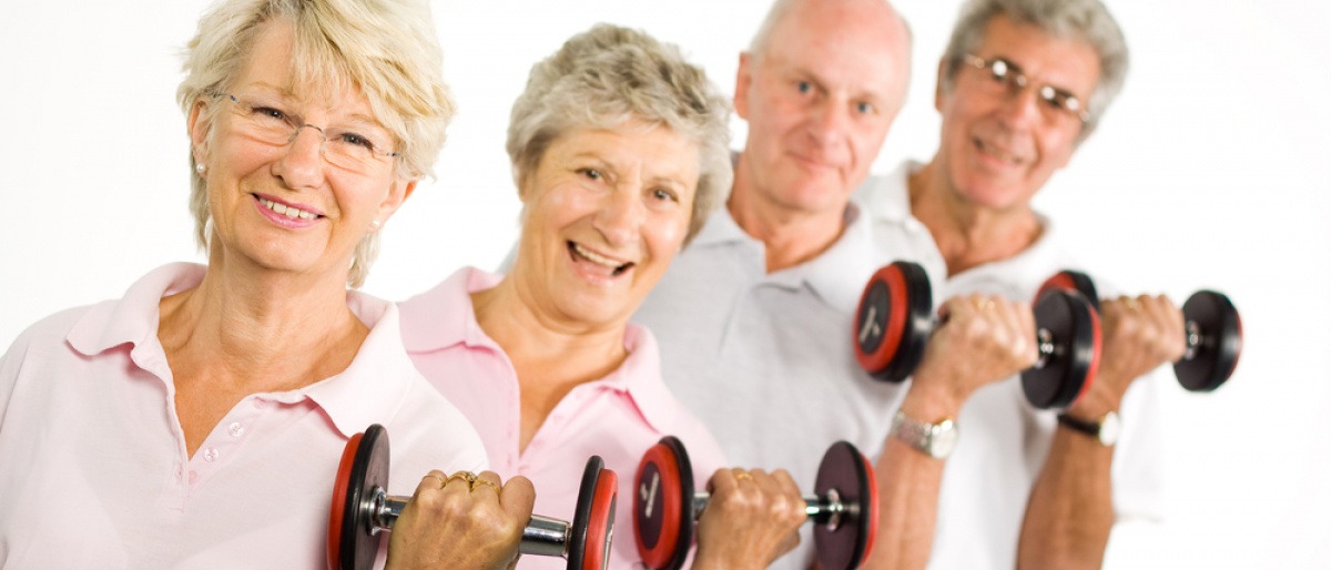 Ältere Menschen machen Krafttraining, um Sarkopenie vorzubeugen